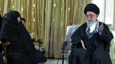 رهبری انقلاب: همسرم یک قطعه زر و زیور و حتی یک انگشتر معمولی هم ندارد / مقداری از خانه پدری آورده بود که همه آنها را...