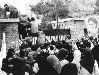 عکس| مقابل سفارت اشغال‌شده امریکا در تهران، سال۱۳۵۸ | رویداد24