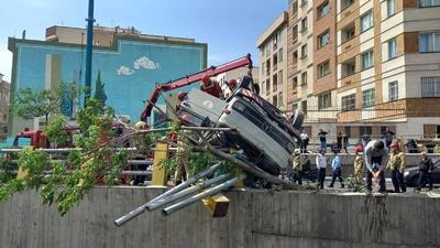 ببینید| واژگونی مرگبار خودروی حامل کپسول‌های گاز مایع در تهران | رویداد24