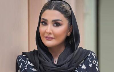 ژست و استایل مریم معصومی در یک کتابفروشی - آینه فردا
