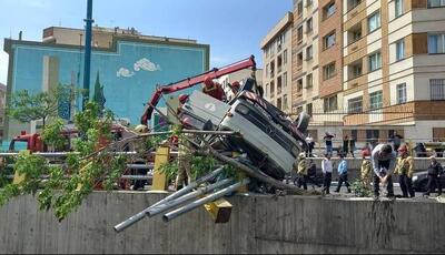 جزئیات واژگونی کامیون حامل کپسول‌های اکسیژن در بزرگراه امام علی