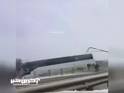 لحظه هولناک خارج شدن اتوبوس از مسیر جاده