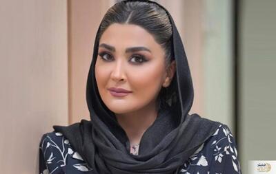 ژست و استایل جدید و لاکچری مریم معصومی در یک کتابفروشی