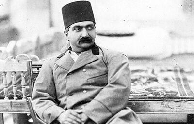 مسعودمیرزا ظل‌السلطان، حاکم اصفهان، در کنار چند تن از اطرافیان و میهمانان(عکس)