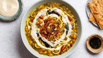 طرز تهیه آش رشته مجلسی و خوشمزه به سبک رستورانی + فوت و فن لعاب‌دار شدن