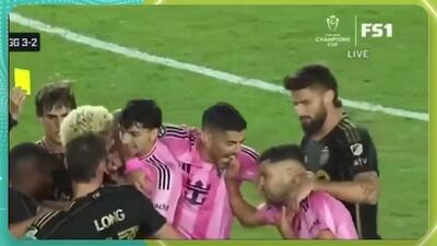 گاز گرفتن لوئیس سوارز، این بار از بازیکن خودی!