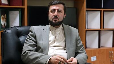 غریب آبادی و خودکار طلا: نه میزی وجود داشت و نه خودکار طلاکاری شده