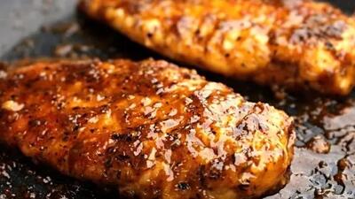 طرز پخت یک غذای یونانی جذاب با سینه مرغ به روش آشپزی کره‌ای + فیلم