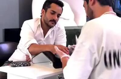 آقای بازیگر در حال رسیدگی به ناخن‌های خود در یک سالن زیبایی