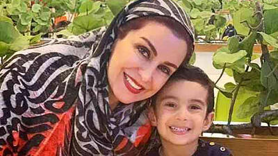 فیلم جگرسوز حضور پرواز پسر زنده‌یاد ماهچهره خلیلی بر مزار مادرش در روز تولدمادر ! / چقدر زود مادرش رفت و تنهایش گذاشت !