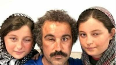 تبریک تولد ویژه سارا و نیکا فرقانی به «محسن تنابنده »/ تولدت مبارک بابا / دم مرام و معرفتت گرم دخترا بعد حذف  از سریال قدردانید !
