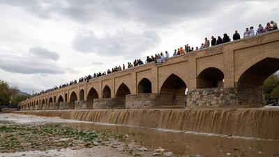 تصویری از مرمت پل سی‌وسه پل که در تعطیلات زخمی شد