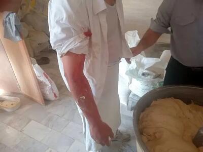 مصدومیت کارگر نانوایی در سنندج با دستگاه خمیرگیر