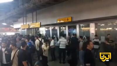 اختلال یک ساعته در حرکت قطارها به دلیل نقص فنی در خط پنج مترو و ازدحام جمعیت در ایستگاه گلشهر + فیلم