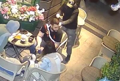 لحظه سرقت ناگهانی گردنبند طلا یک شهروند مقابل همسرش در سعادت آباد تهران