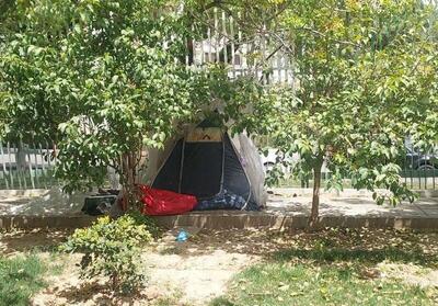 چادرخوابی بیماران اطراف بیمارستان قلب رجایی +عکس