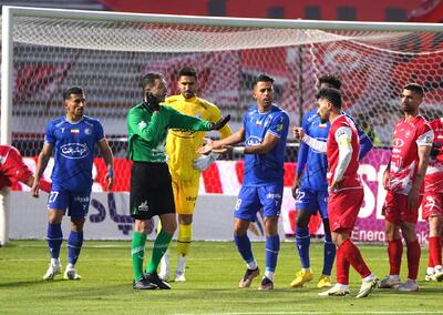دوربین مخفی روی لباس داور بازی پرسپولیس و سپاهان اصفهان - پارس فوتبال