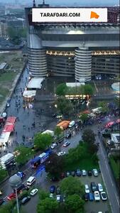 دیدار برگشت اینتر و بایرن مونیخ؛ استقبال پر شور هواداران نراتزوری از اتوبوس بازیکنان با آتش‌بازی - پارس فوتبال