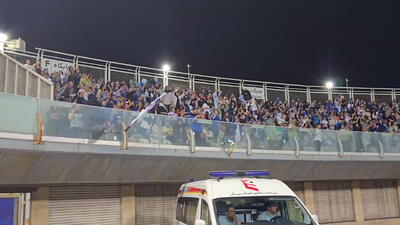 تشویق سید حسین حسینی توسط بانوان هوادار استقلال - پارس فوتبال
