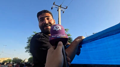 پرش از روی داربست برای تماشای گل‌گهر و استقلال! - پارس فوتبال