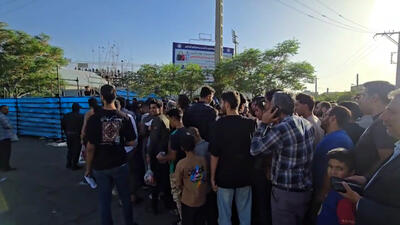 ازدحام هواداران استقلال مقابل گیت‌های ورودی ورزشگاه - پارس فوتبال