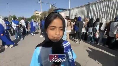 درخواست بامزه دختر گل‌گهری از بازیکنان تیم ملی: برای دختران سیرجانی زمین فوتبال بسازن! - پارس فوتبال