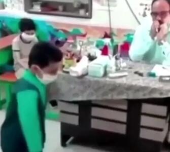 آواز شاد؛ آقا معلم با سازدهی اهنگ واویلا لیلی میزنه دانش آموز میرقصه با نمره 21 از 20