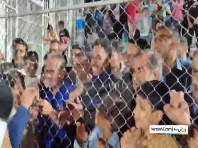 هواداران خیبر در پشت فنس ها دقیقی در خیبر بمان!