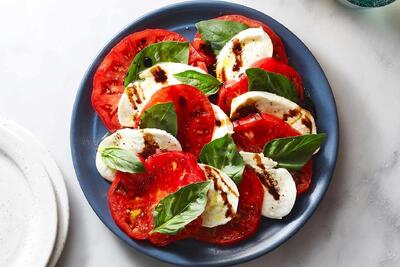 طرز تهیه سالاد کاپرز یک رنگ ایتالیایی روی میز