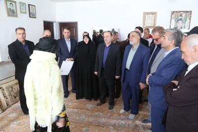 استاندار قزوین با خانواده شهید شریف کوگیر چگینی در طارم سفلی دیدار کرد