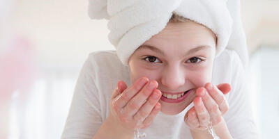 اگر بین ۱۴ تا ۲۰ سال سن دارید، این روتین پوستی برای شماست - چی بپوشم