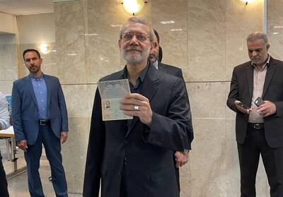 واعظی، رئیس دفتر رئیس جمهور در دوره روحانی: لاریجانی فکر نمی‌کرد مجددا رد صلاحیت شود؛ با دفتر رهبری هم صحبت کرده بود؛ یک طوری با او صحبت کردند که رفت در انتخابات ثبت نام کرد؛ یعنی اگر تلویحا هم چیزی می‌گفتند، ثبت نام نمی‌کرد