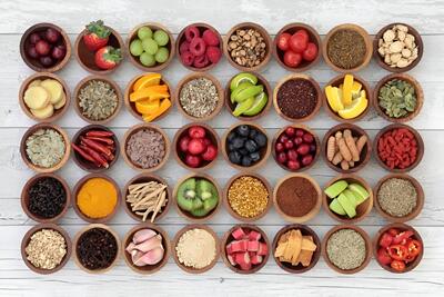 اگر می خواهی غذاها و میوه ها و عرقیجات با طبع گرم رابشناسی این مطلب را ببین!