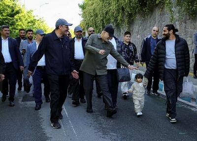 شهردار تهران در همایش پیاده روی شرکت کرد