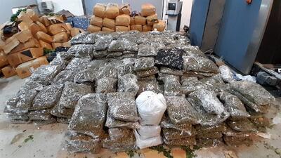 تصاویری از کشف مواد مخدر در بار سبزی توسط ماموران گمرک آستارا