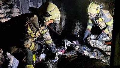 مصدومیت یک آتش نشان درپی وقوع آتش سوزی در انبار پارچه در خیابان شوش