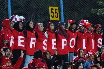شعار تند بانوان پرسپولیسی علیه مدیریت باشگاه پرسپولیس در آزادی