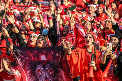 شعار حیا‌کن رهاکن بانوان پرسپولیس علیه درویش