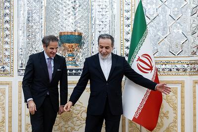 سخنگوی سازمان انرژی اتمی درباره جزئیات سفر گروسی به تهران: به اظهارات اخیر او درباره میزان مواد غنی‌شده ۶۰ درصدی ایران که آن را معادل هفت بمب اتمی دانسته بود، اعتراض شد /  مدیرکل نیز در پاسخ به این انتقادات، تأکید کرد که شرایط فعلی برای تفاهم مساعد است / او گفت که آژانس می‌تواند به‌عنوان پلی برای تسهیل تفاهم بین طرف‌ها عمل کند