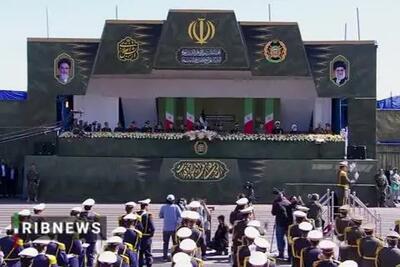 ببینید| پرواز چتربازان بر فراز آسمان و اهتزاز پرچم ایران