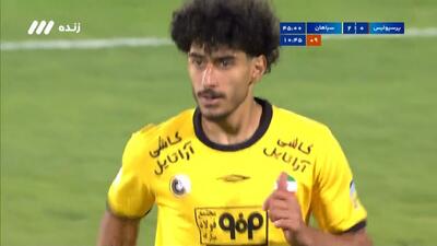 ضربه عجیب جواد آقایی پور روی خروج اشتباه گوندوز