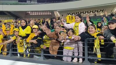 اهدای پیراهن محبی ستاره سپاهان به بانوان پس از برتری مقابل پرسپولیس