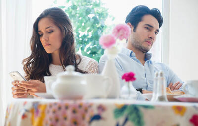 فابینگ چیست و  چگونه روابط اجتماعی و شخصی ما را  تهدید می‌کند؟