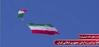چتربازان ارتش، نقشی تماشایی در آسمان تهران!