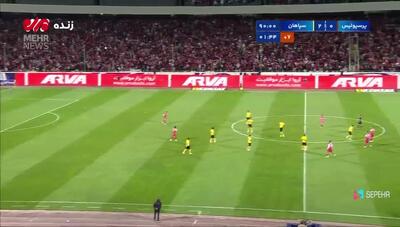 حمایت گزارشگر بازی پرسپولیس و سپاهان از تماشاگران خانم در ورزشگاه آزادی