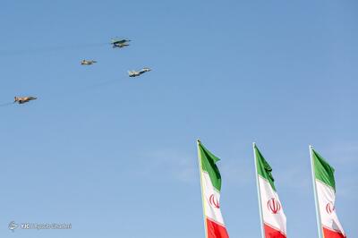 پهپادهای شناسایی، تهاجمی و انتحاری ارتش به نمایش درآمدند/ این فرماندهان نظامی در مراسم رژه روز ارتش حضور دارند