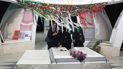 استقبال بی نظیر دانشجویان از برگزاری یادواره شهدا در دانشگاه علوم پزشکی کرمان