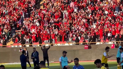 تشویق کریم باقری توسط هواداران پرسپولیس - پارس فوتبال