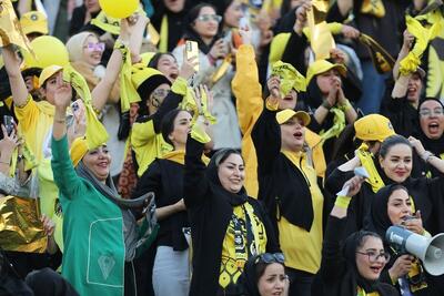 اعتراض سپاهان به حضور «مشوق آقا» بین هواداران زن پرسپولیس +فیلم - پارس فوتبال