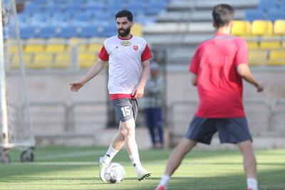 هافبک پرسپولیس در راه پیام صادقیان؛ یاسین سلمانی در تمرین والیبال تیم هنرمندان قبل از دیدار مقابل سپاهان / عکس - پارس فوتبال